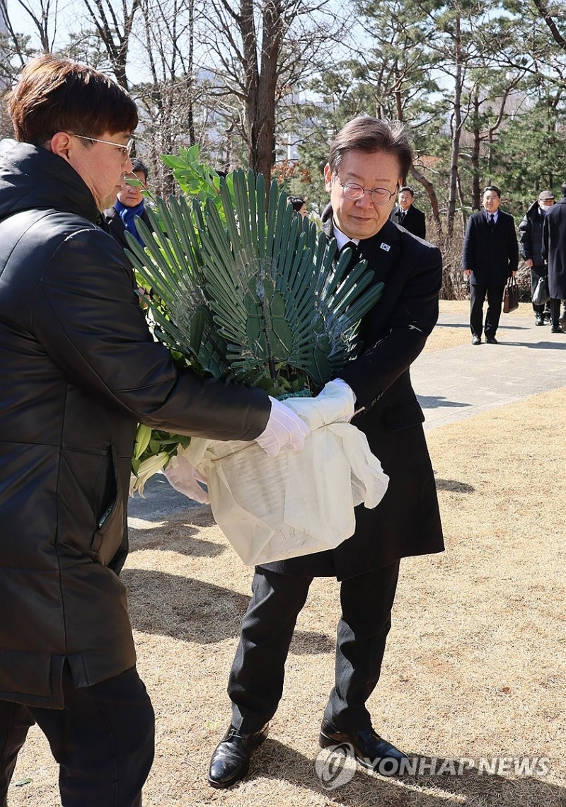 <b>이재명 대표</b>, 삼의사 <b>묘역</b> 참배