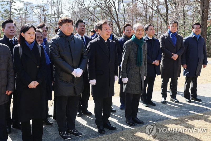 삼의사 <b>묘역</b> 참배하는 <b>이재명 대표</b>