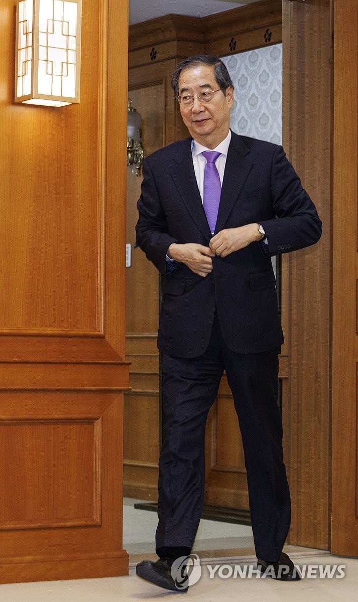 차관급 <b>임명장</b> <b>수여</b>식 입장하는 한덕수 국무<b>총리</b>