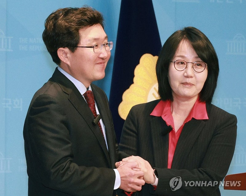손 맞잡은 <b>김용태</b>-<b>김현아</b>