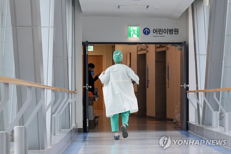 의사 커뮤니티, <b>현장</b> 남은 <b>전공의</b> '<b>색출</b> 목록' 공개 논란