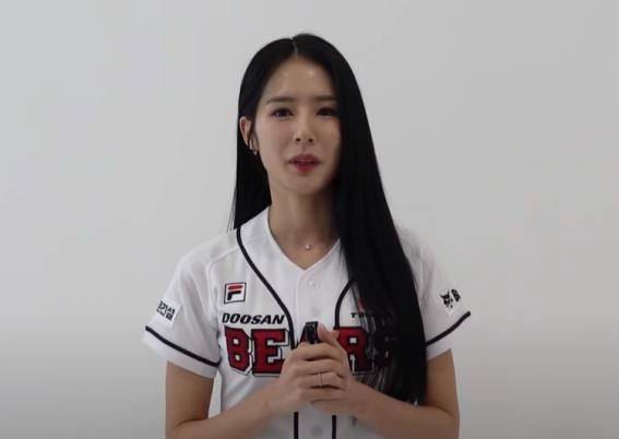 인기 치어리더 <b>박기량</b>, <b>롯데</b> 떠나 <b>두산</b> 응원