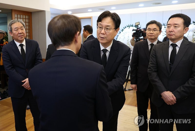 <b>김현철 이사장 위로하는</b> 이관섭 대통령 비서실장