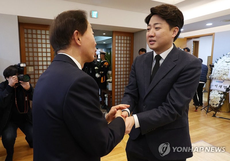 <b>김현철 이사장 위로하는</b> 개혁신당 이준석 대표