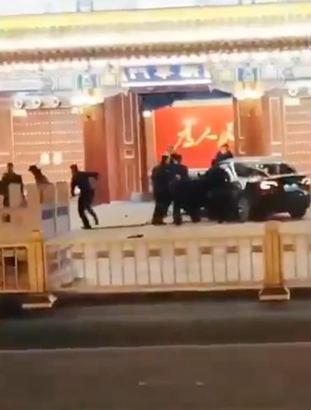 "中 <b>양회</b> 폐막 직전 <b>시진핑</b> 집무공간 건물 향해 차량 돌진"