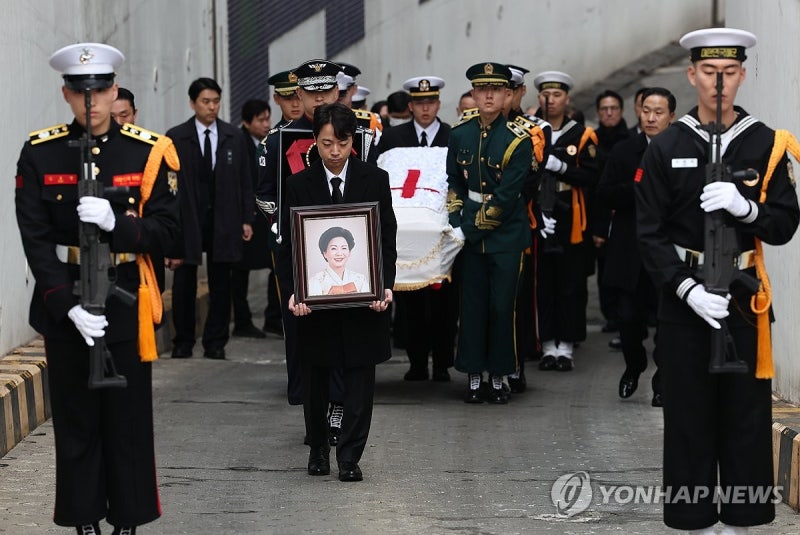 고 <b>손명순 여사</b>, <b>발인</b>