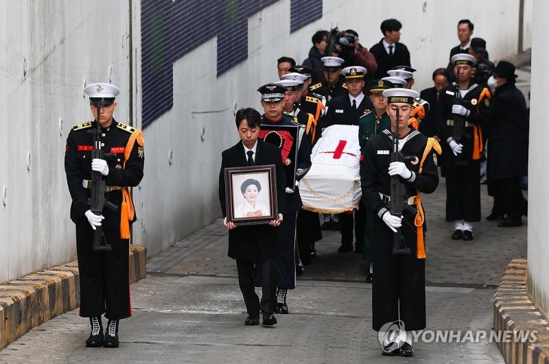 고 <b>손명순 여사</b>, <b>발인</b>