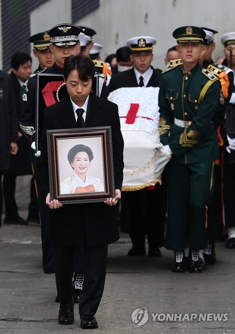 고 <b>손명순 여사</b>, <b>발인</b>