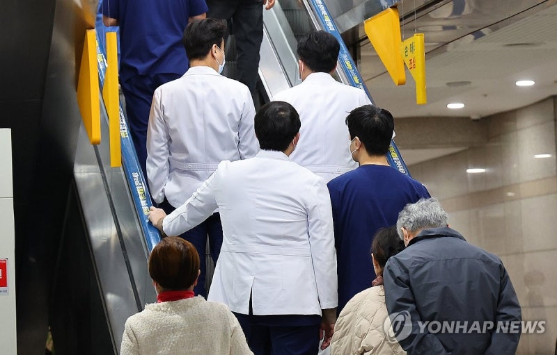 <b>전공의 이탈 3주째</b>, 이동하는 의료진