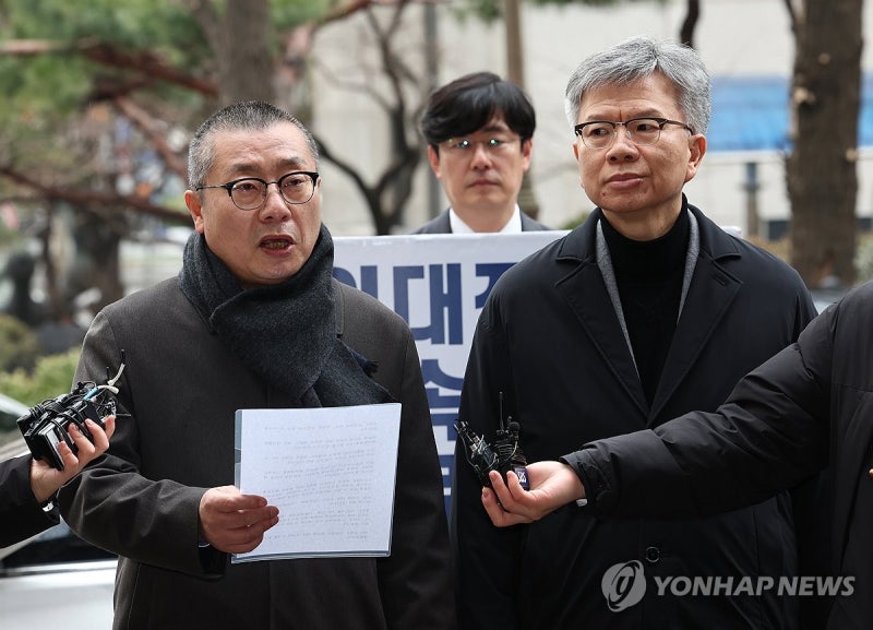 의협 비대위원장 경찰 <b>출석</b>…"<b>전공의 사직</b>, 선동·사주 아냐"