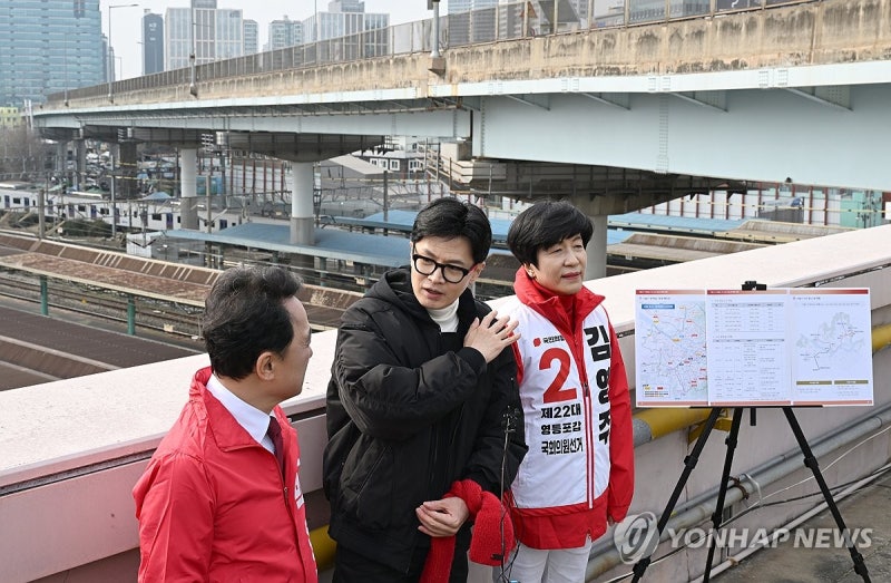 김영주 손잡은 <b>한동훈</b> "욕만 쏟아낸 <b>이재명</b>, <b>영등포</b> 개선 못해"