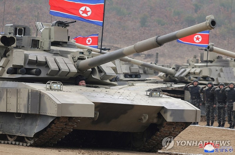 <b>신형탱크</b> 몬 <b>김정은</b> "세계제일 위력…타격·기동력 매우 우수"(종합)