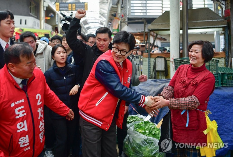 수도권 찾은 <b>한동훈</b> "<b>이재명</b>·<b>조국</b> 같은 '후진 세력' 저지해야"