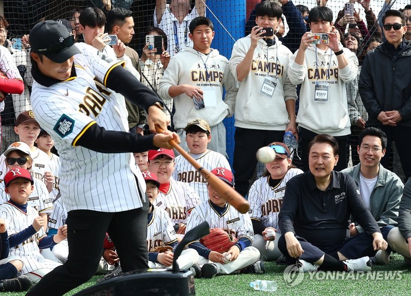 尹대통령, <b>김하성</b>에게 "게임 할 때 보는데 너무 잘해"