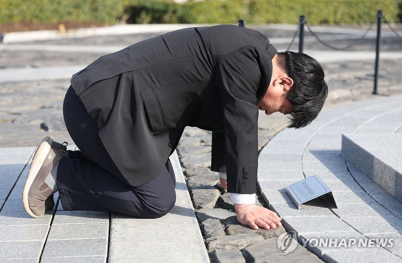 봉하찾은 <b>양문석</b> "유가족과 노 전 대통령 그리워한 국민께 사죄"