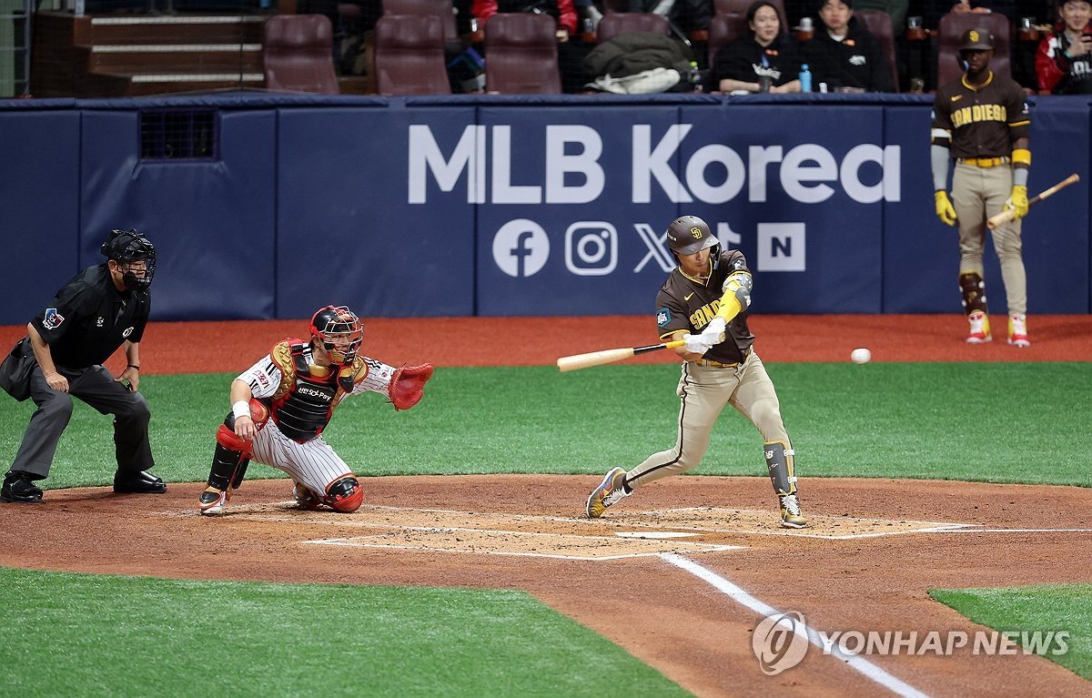 샌디에이고 <b>김하성</b>, LG 상대로 <b>홈런</b>쇼…투런포 두 방 <b>폭발</b>(종합)