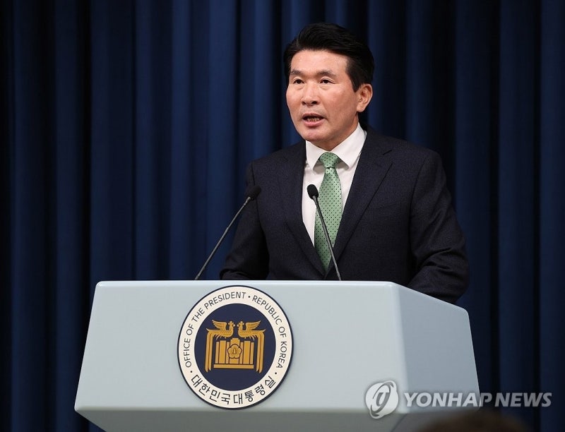 尹대통령, <b>황상무</b> 시민사회수석비서관 <b>사의 수용</b>
