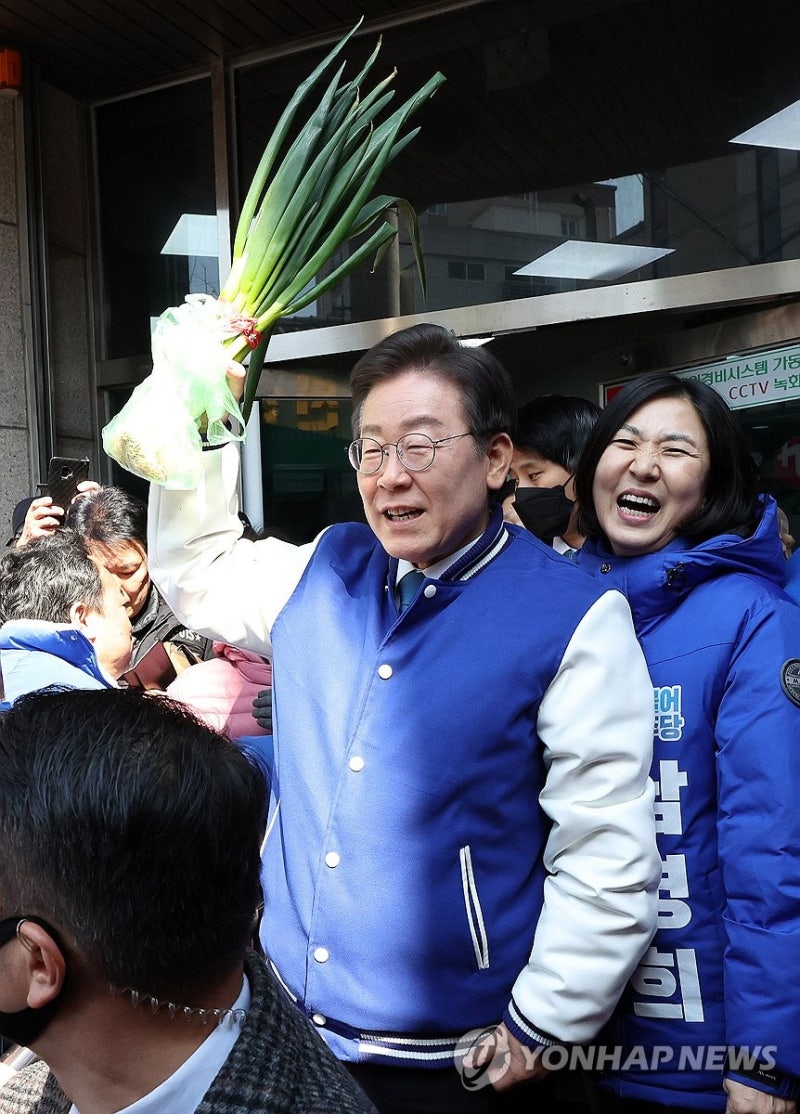<b>이재명</b>, <b>인천</b>서 대파 들고 "서민에 돈 써야…무식한 양반들아"