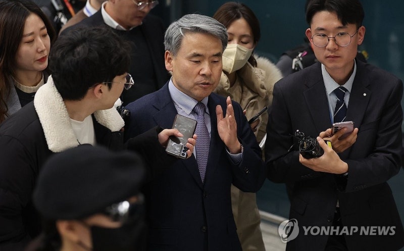 <b>이종섭</b> 호주<b>대사</b> 11일만에 <b>귀국</b>…"조사받을 기회 있길"(종합)