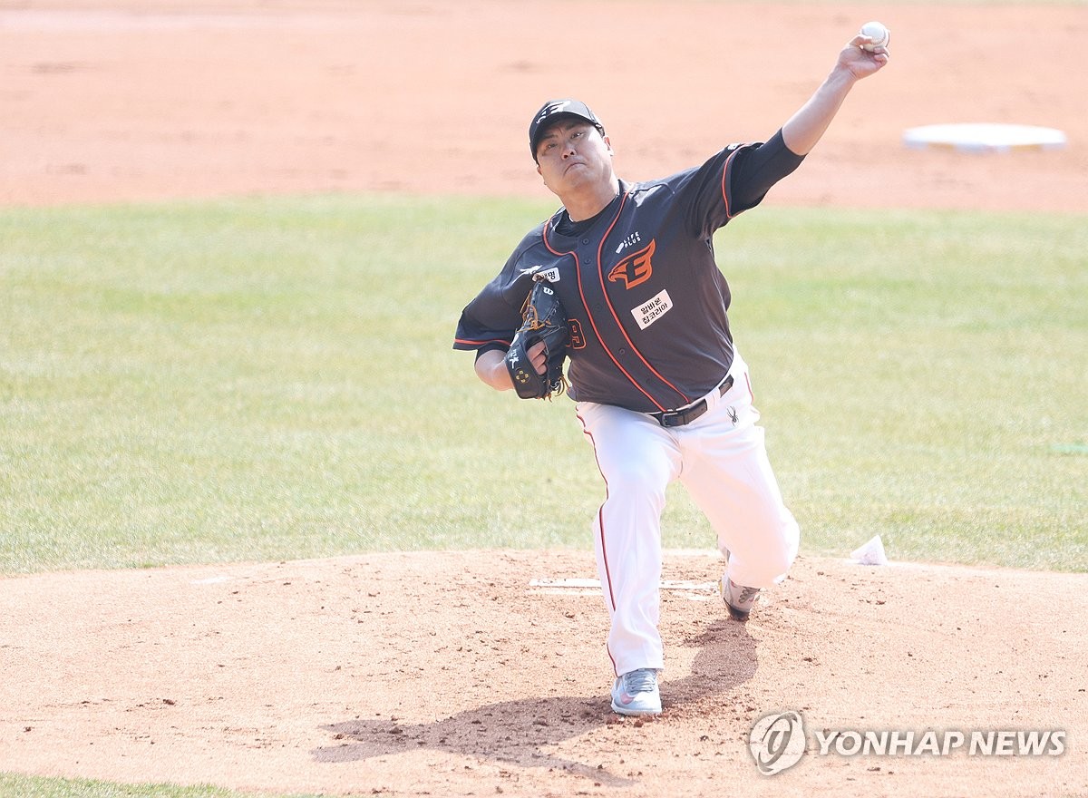 <b>류현진</b>, <b>복귀전</b> 3⅔이닝 5실점…제구 난조에 수비수 실책까지