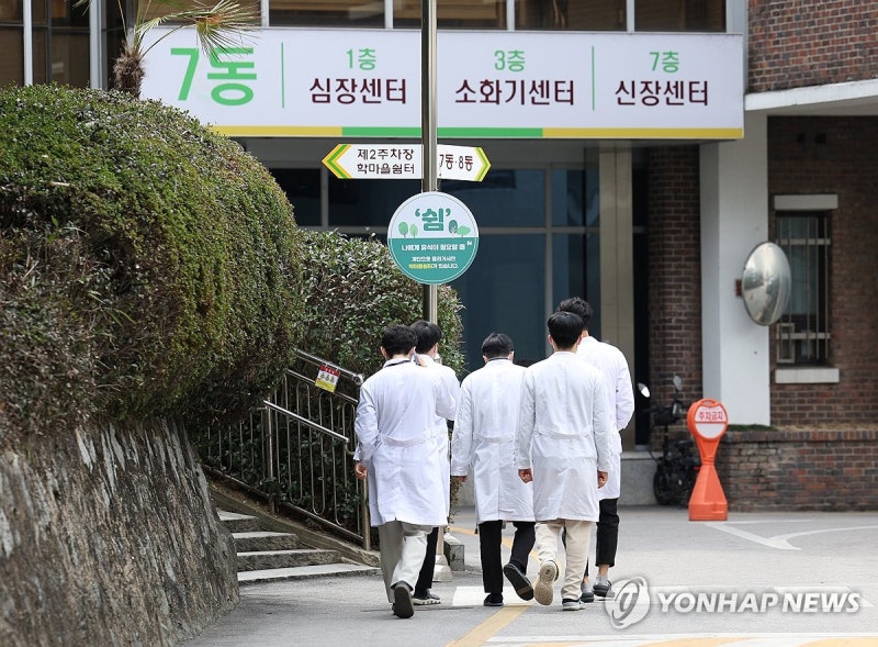 <b>전남대</b> 의대 교수들도 <b>사직서</b> 제출…83.7% 찬성(종합)