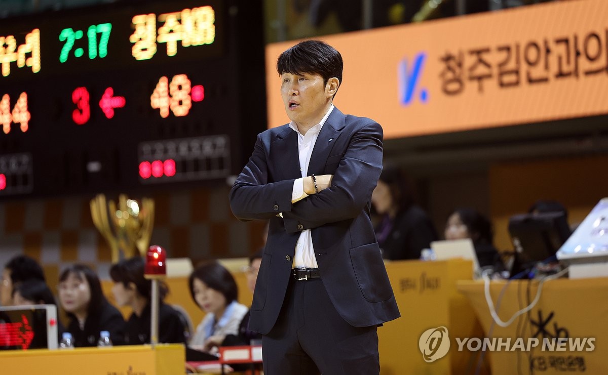 위성우 우리은행 <b>감독</b> "선수들이 잘해…이제 2차전이 첫 경기"