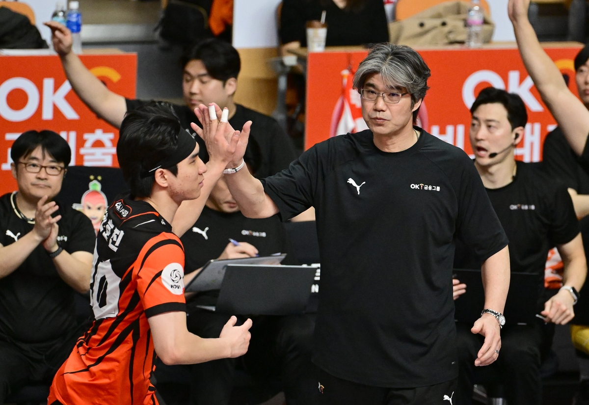 '챔프전 진출' <b>오기노</b> OK금융 <b>감독</b> "원팀으로 대한항공 이겨야"