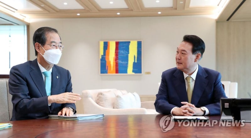 尹<b>대통령</b>, 한<b>총리에</b> "의료계 비롯 각계와 더 긴밀히 소통하라"