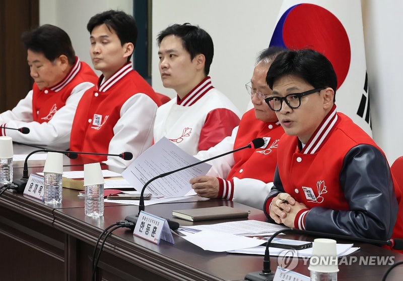 <b>한동훈</b>, 오늘 여의도역 출근길 <b>인사</b>…신당동 떡볶이타운 방문도