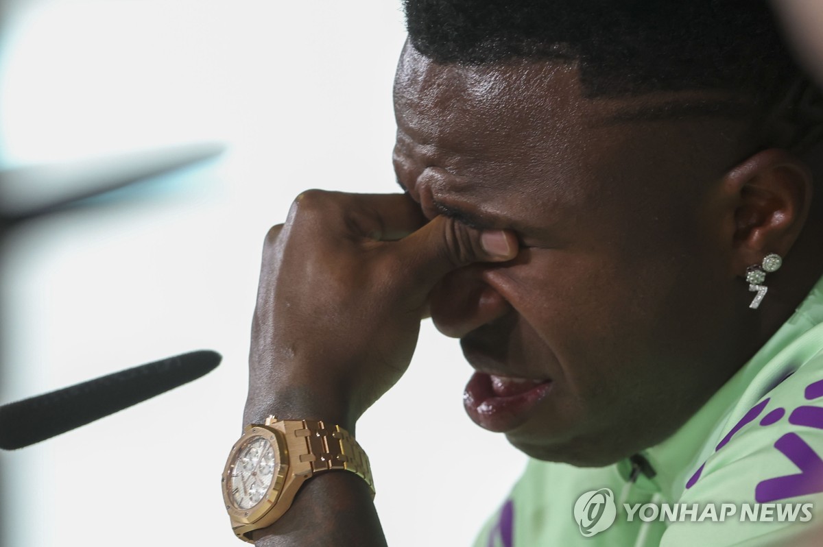'인종차별 피해' <b>비니시우스</b>의 눈물…"<b>축구</b>하기 싫어진다"