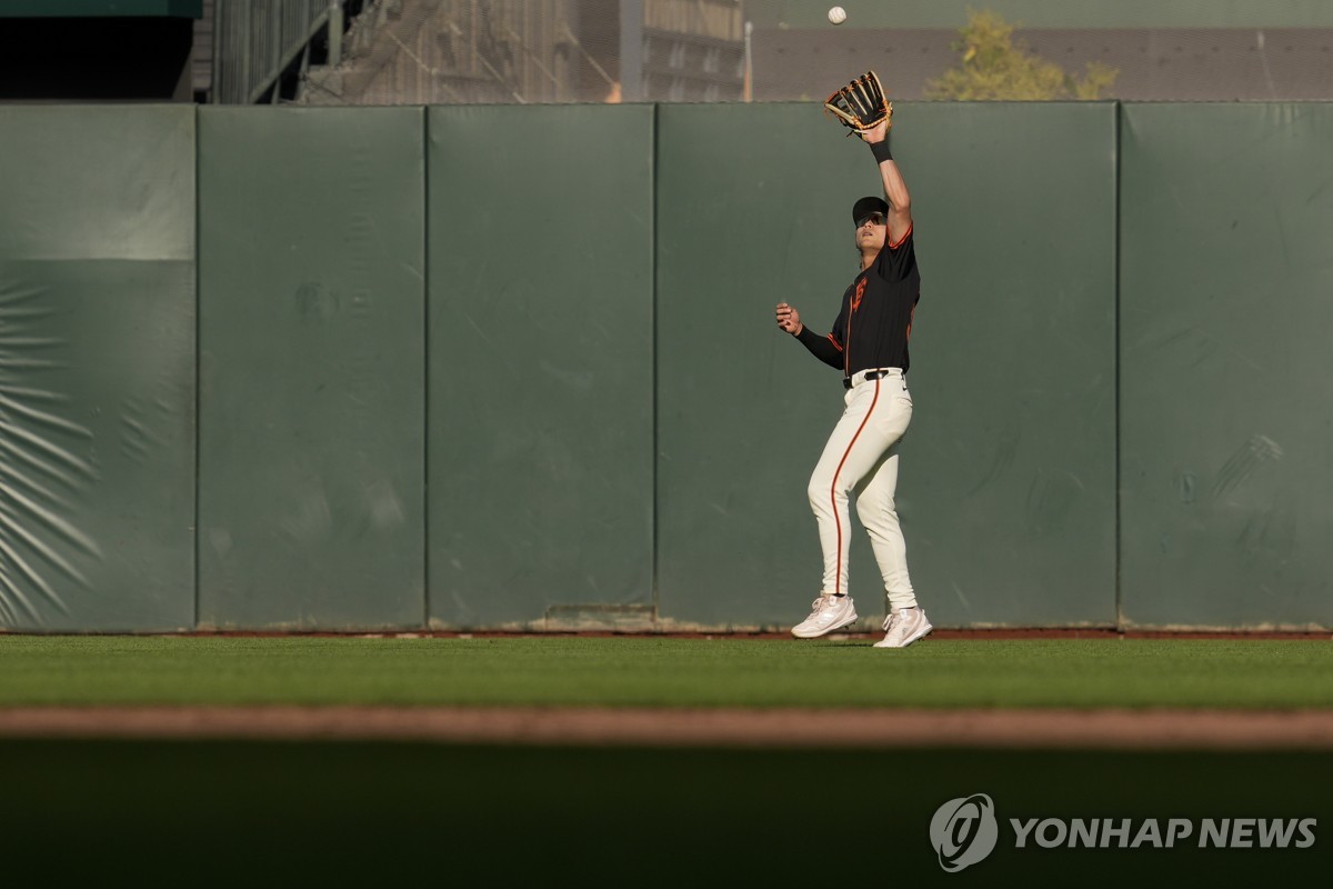 <b>이정후</b>, 첫 오라클파크 경기서 무안타…시범경기 타율 0.343(종합)
