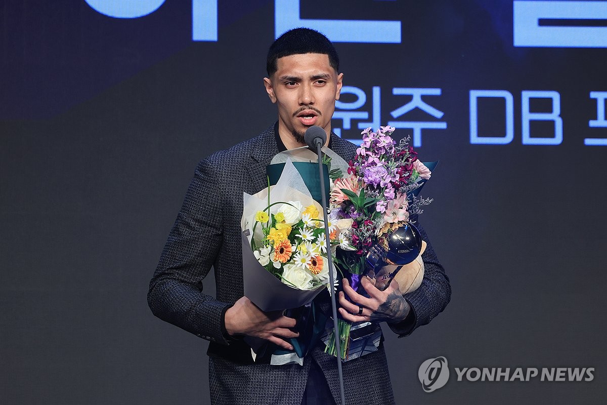 소감 밝히는 국내<b>선수</b> MVP 원주 DB <b>이선</b> 알바노