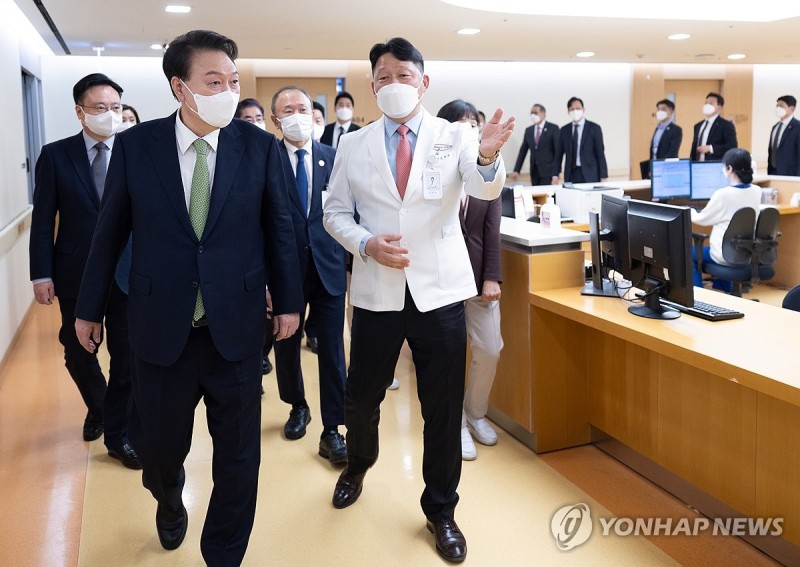 尹 "의사단체 나뉘어 대화 쉽지않아…뭘 지원해야할지 말해달라"