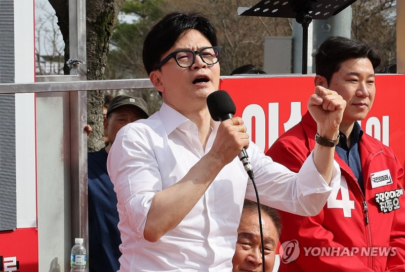 與 "4·3 <b>희생자</b>와 유가족 아픔 진심으로 헤아리겠다"