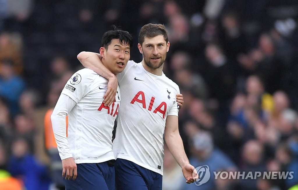 "월드클래스·솔선수범"…데이비스, <b>400경기</b> 출전 <b>손흥민</b>에 축사