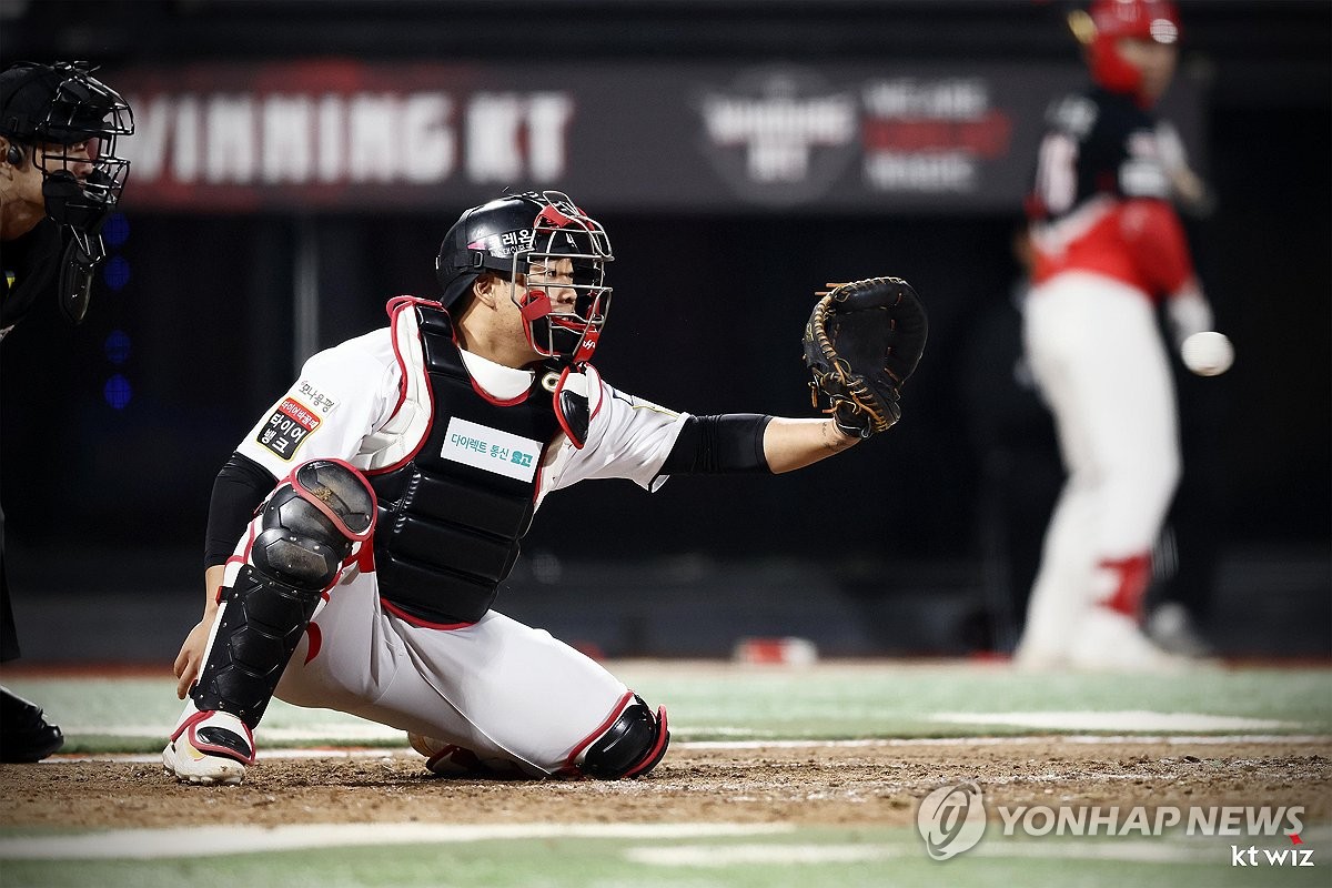 <b>포수</b> 전향한 kt <b>강백호</b>, LG전 선발 <b>포수</b> 출전…데뷔 후 처음