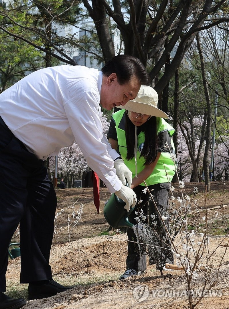 <b>식목일</b> <b>나무</b>심는 윤석열 <b>대통령</b>