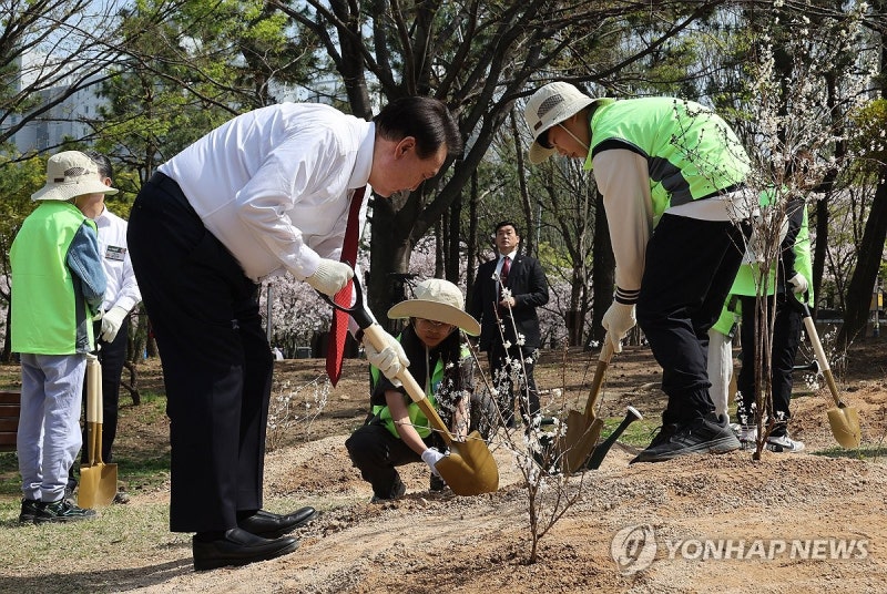 <b>식목일</b> <b>나무</b>심는 윤석열 <b>대통령</b>
