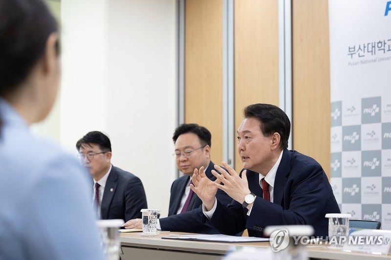 '이재명 헬기논란' <b>부산대병원</b> 간 尹 "병동 신축예산 전액지원"
