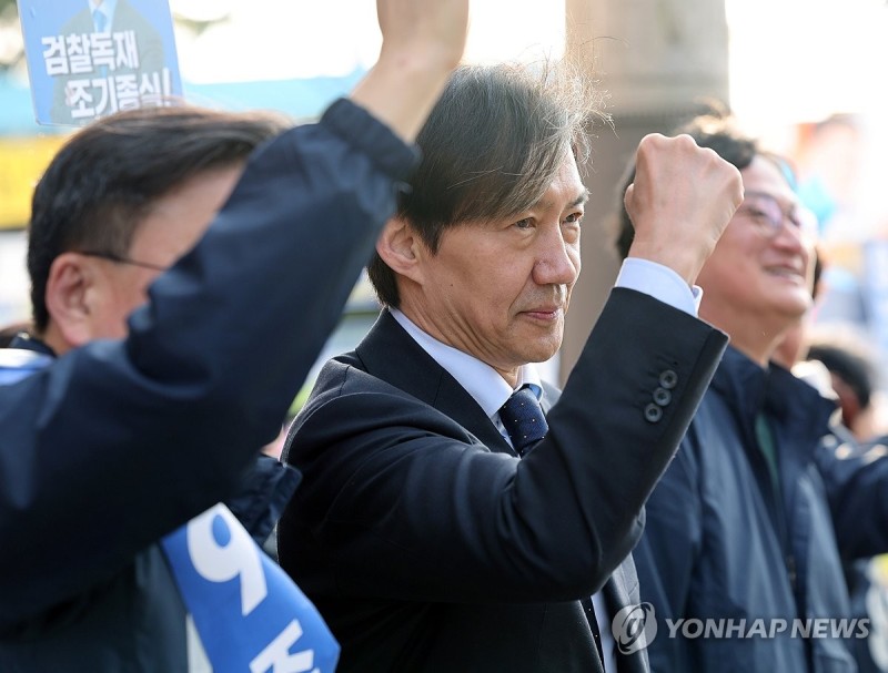 조국 "<b>한동훈</b>, 나보고 히틀러라는데 거울 보고 얘기하는 듯"