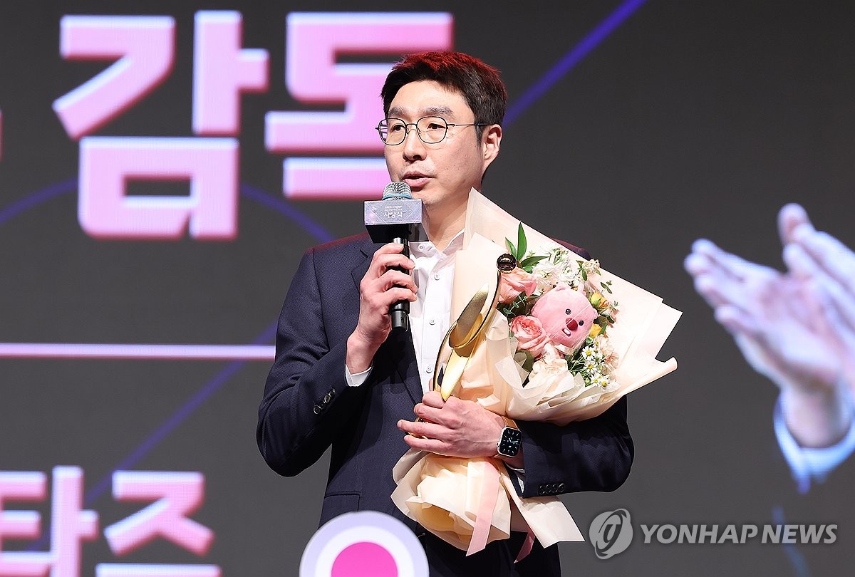 여자농구 KB <b>김완수 감독</b> 2년 재계약…"더 강한 팀으로 보답"