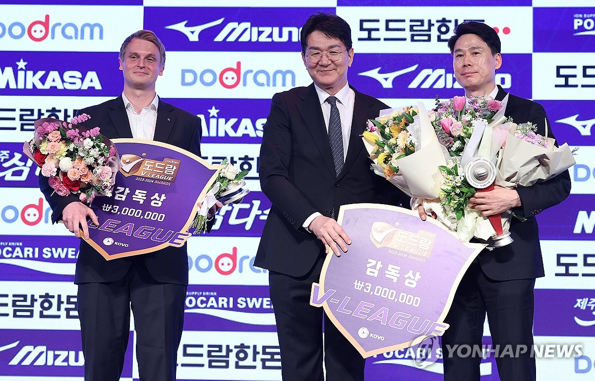 감독상 받은 토미 틸리카이넨 감독과 <b>강성형 감독</b>