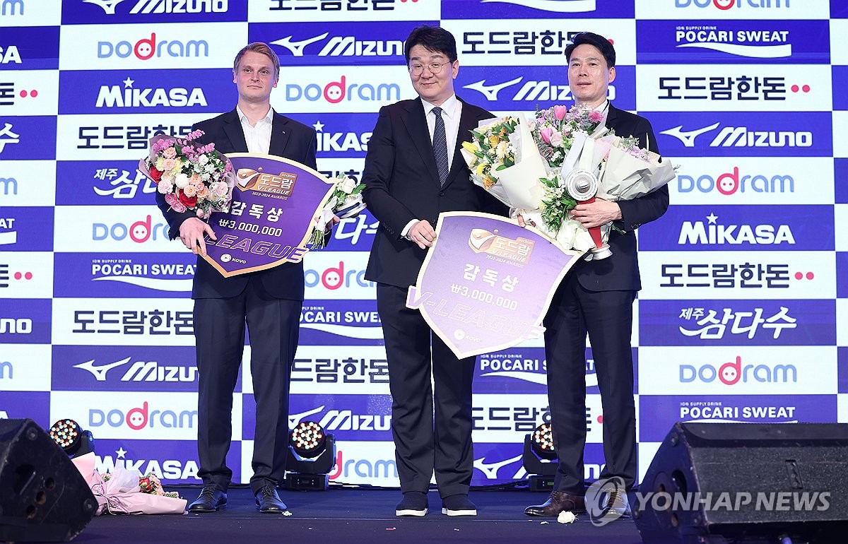 감독상 받은 토미 틸리카이넨 감독과 <b>강성형 감독</b>