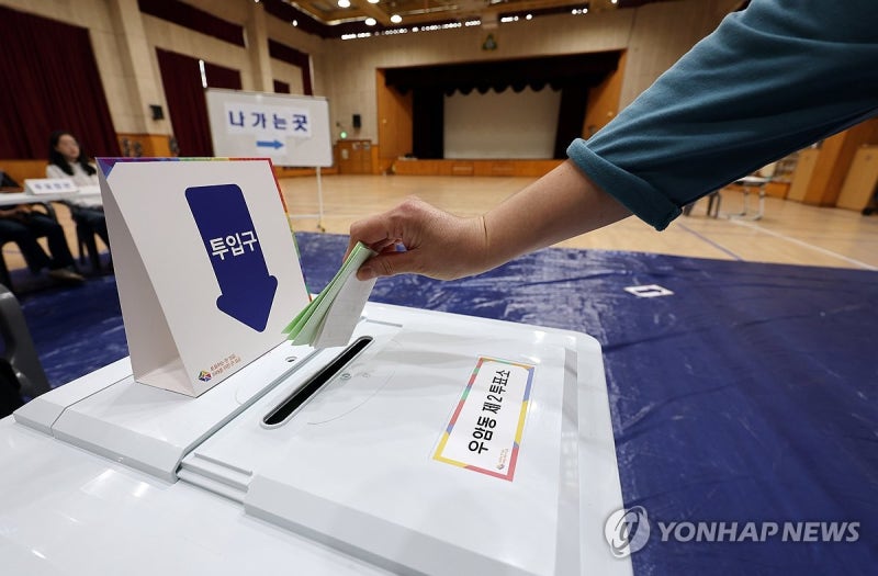 <b>총선</b> 개표율 50%…현재 1위 민주 153곳, 국민의힘 97곳