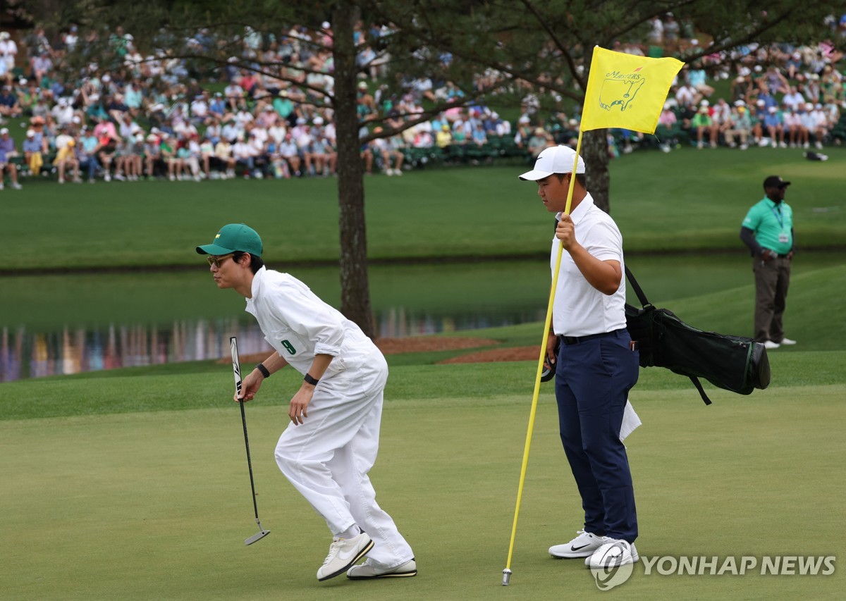 배우 <b>류준열</b>, 골프 <b>마스터스</b> 파3 콘테스트에 <b>김주형</b> 캐디로 등장