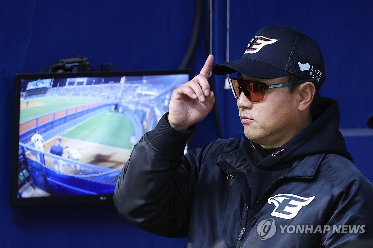 최원호 한화 <b>감독</b> "<b>류현진</b>, 걱정할 상황 아냐…투구 수 적응 중"
