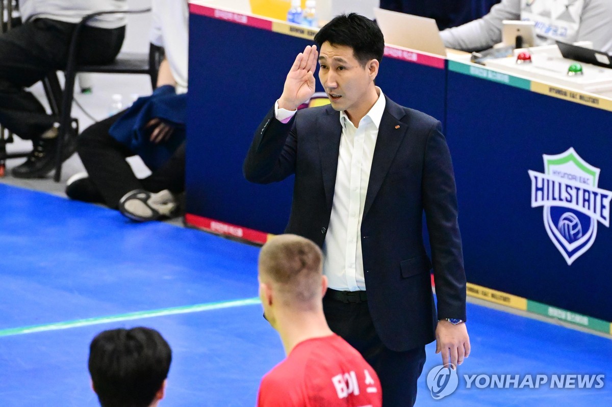 남자배구 <b>한국전력</b>, <b>권영민 감독</b>과 재계약…세부 조건은 비공개