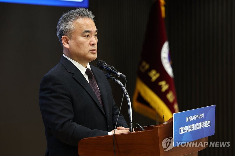 <b>의협</b> "與 참패, 국민이 의대 증원 중단하라고 <b>심판</b>한 것"