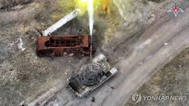 8일(현지시간) 러시아군 탱크가 우크라이나군 진지를 향해 포를 쏘고 있다.
[AP=연합뉴스 자료사진. 재판매 및 DB 금지]