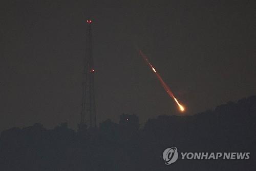 14일(현지시간) 새벽 이스라엘 북부를 향해 발사된 것으로 보이는 미사일 또는 드론
[EPA=연합뉴스]